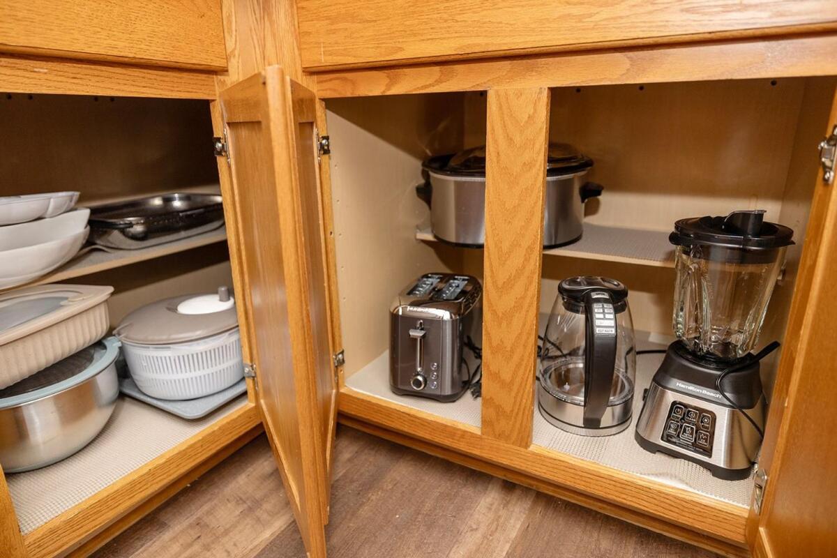 King And Queen Beds With A Gourmet Kitchen Holiday home Charlotte