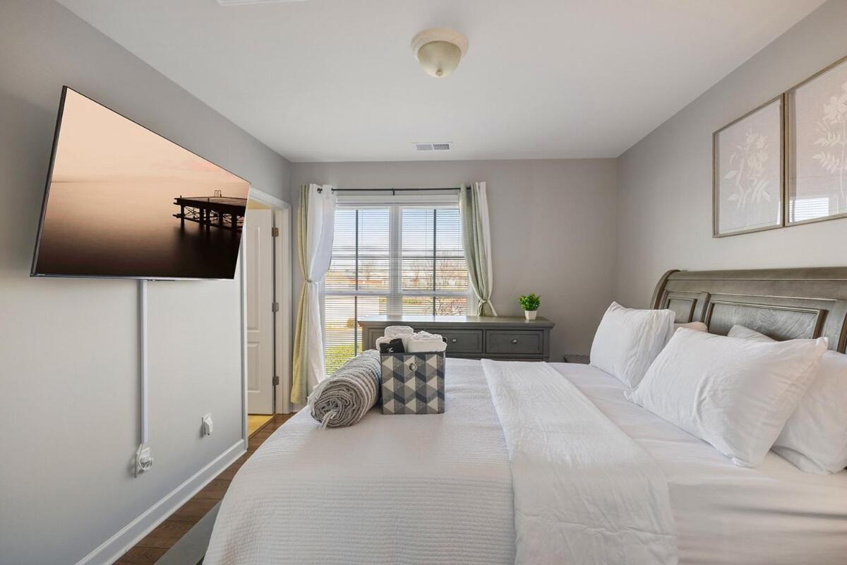 King And Queen Beds With A Gourmet Kitchen Holiday home Charlotte